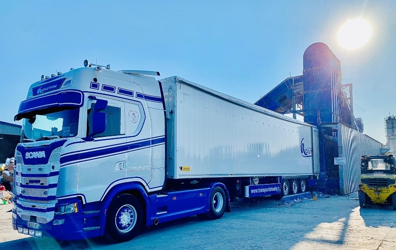 Camion de transport et gestion des déchets non dangereux